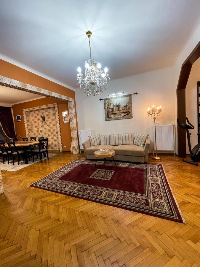 W/ Fire Place - Ground Floor Appartamento