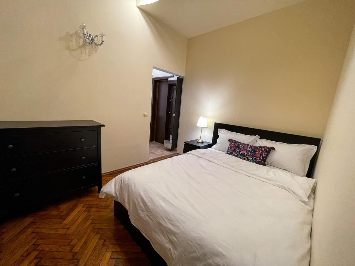 W/ Fire Place - Ground Floor Appartamento